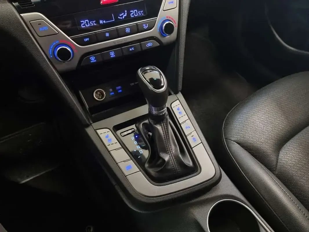 Usado Hyundai Elantra Style 135 CV (99 kW) 2017 Gris Utilitario