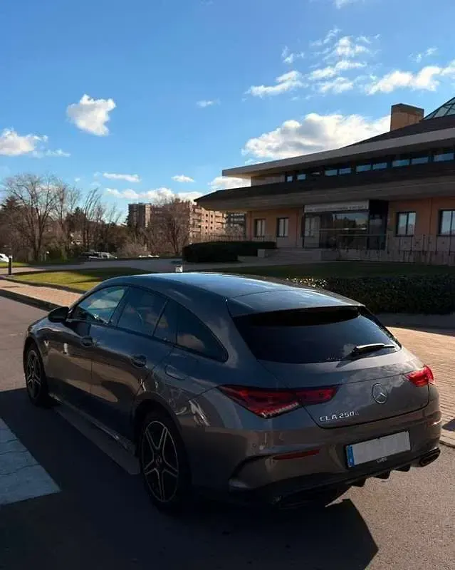 Usado Mercedes CLA250e Shooting Brake 218 CV (160 kW) 2020 Gris Familiar