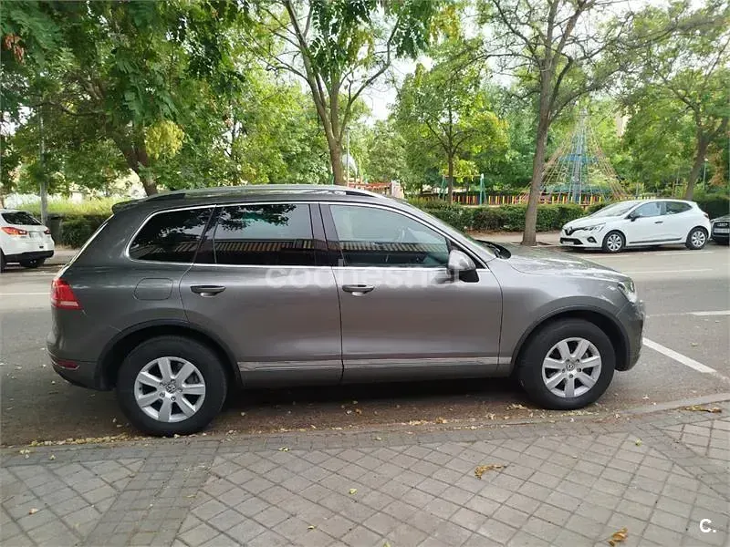 Usado VW Touareg R-line 245 CV (180 kW) 2012 Gris / plata SUV