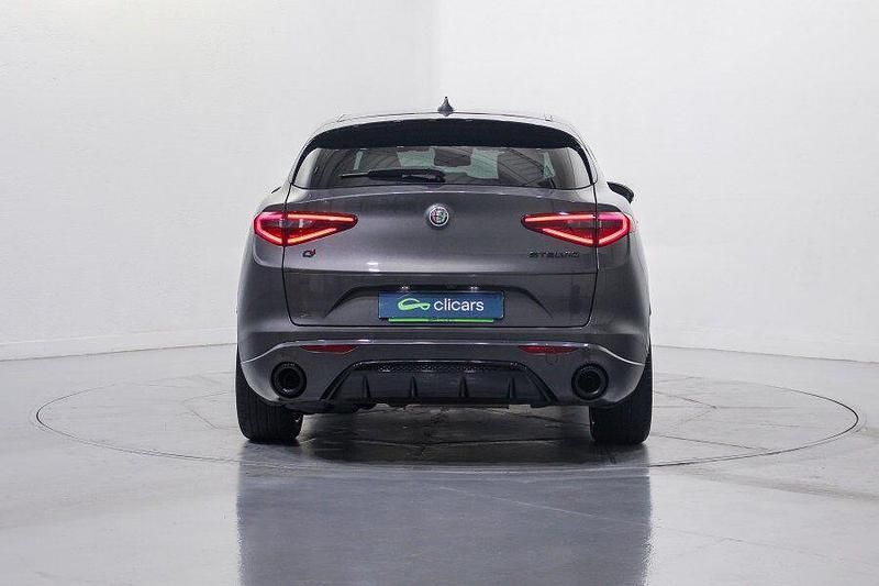 Usado Alfa Romeo Stelvio Ti 210 CV (154 kW) 2021 Gris / plata SUV
