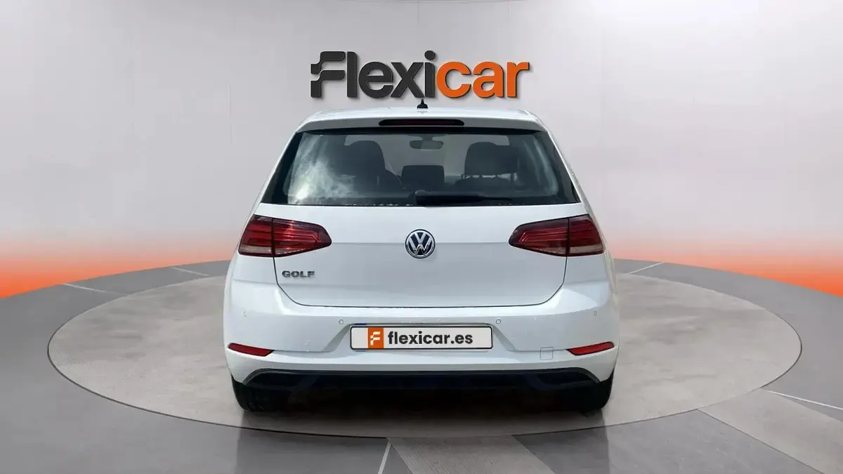 Usado VW Golf VII 110 CV (80 kW) 2018 Blanco Berlina