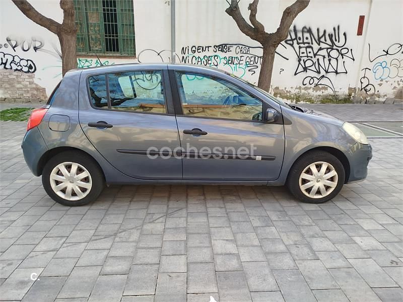 Usado Renault Clio II Dynamique 110 CV (80 kW) 2007 Gris / plata Berlina