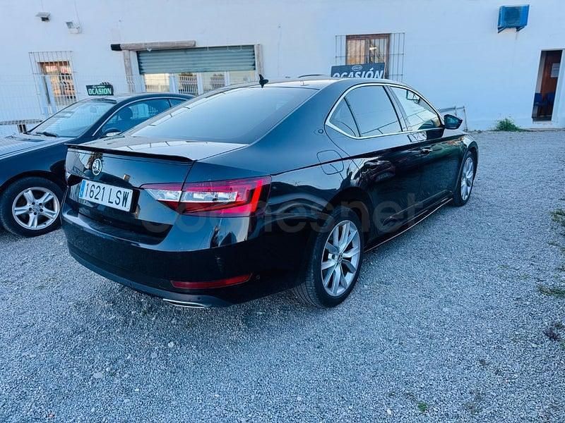 Usado Skoda Superb Ambition 120 CV (88 kW) 2015 Negro Berlina