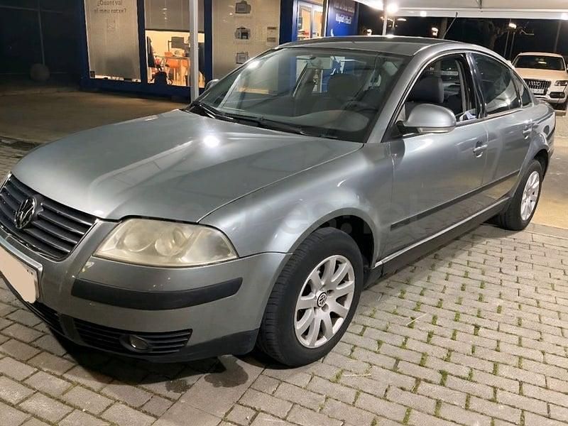Gris / plata Usado 2004 VW Passat Edition Berlina | 4400 € (Precio justo) - Imagen 1/3