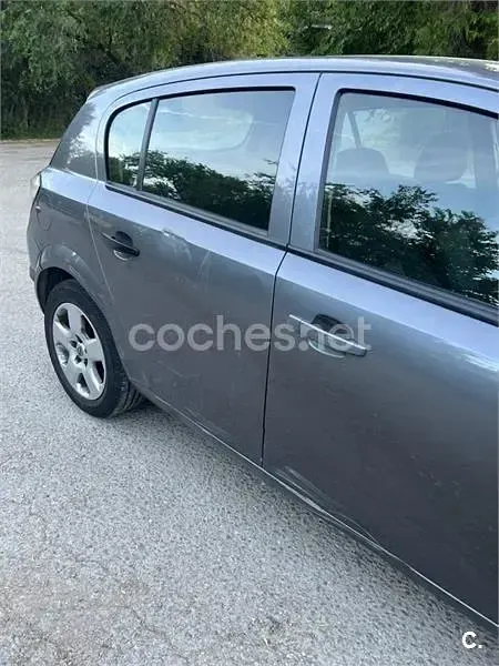 Usado Opel Astra Cosmo 100 CV (73 kW) 2007 Gris / plata Berlina