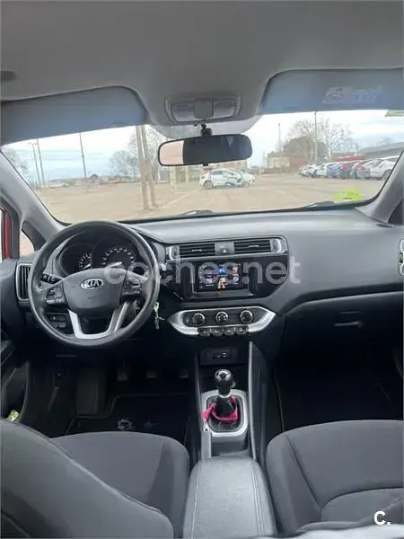 Usado Kia Rio 84 CV (61 kW) 2017 Rojo Berlina