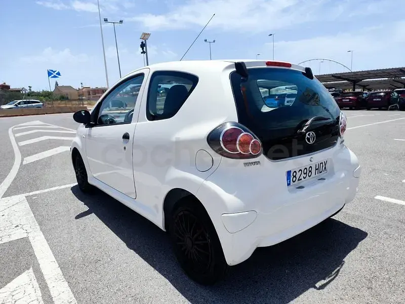Usado Toyota Aygo Live 68 CV (50 kW) 2011 Blanco Utilitario