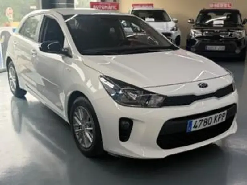 Usado Toyota Yaris Active 116 CV (85 kW) 2022 Negro Utilitario
