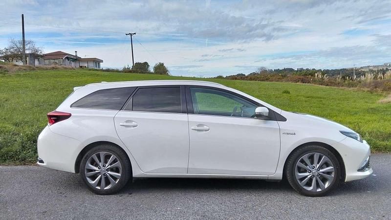 Usado Toyota Auris Touring Sports Active 136 CV (100 kW) 2015 Blanco Familiar