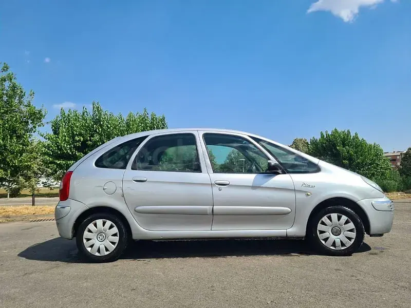 Usado Citroën Xsara Picasso Exclusive 110 CV (80 kW) 2007 Gris / plata Monovolumen
