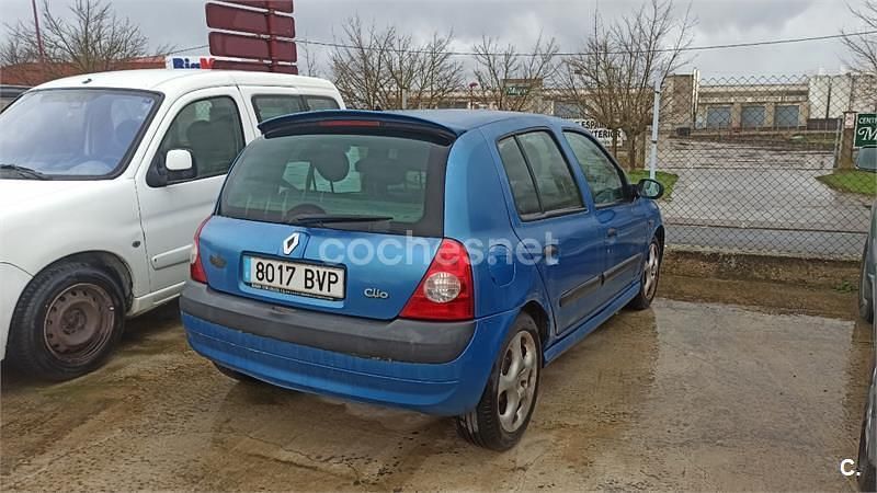 Usado Renault Clio II Dynamique 65 CV (47 kW) 2002 Azul Berlina