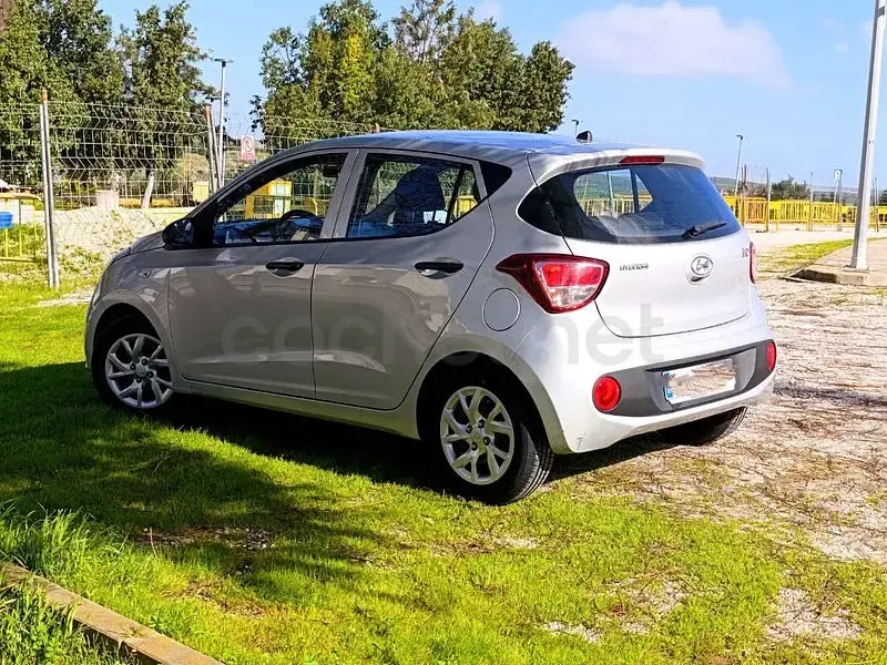 Usado Hyundai i10 67 CV (49 kW) 2020 Gris / plata Utilitario