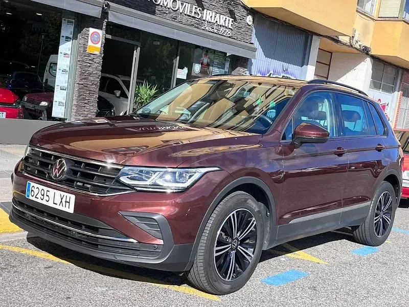 Usado VW Tiguan Life 150 CV (110 kW) 2022 Granate SUV