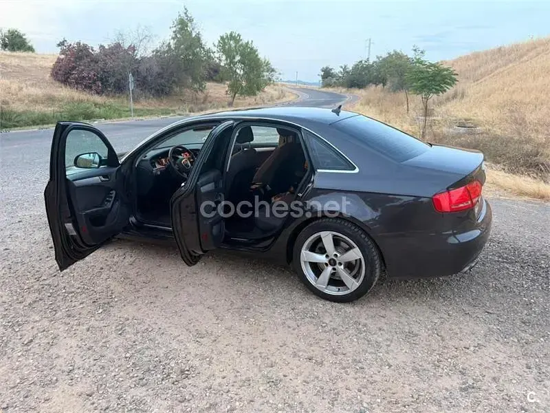 Usado Audi A4 120 CV (88 kW) 2012 Negro Berlina