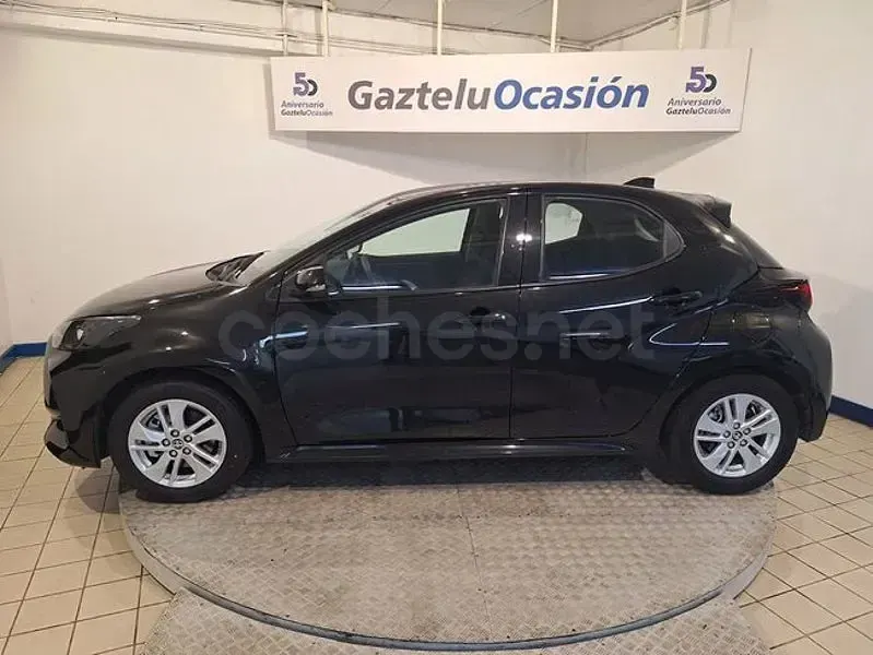 Usado Toyota Yaris Hybrid Business Edition 116 CV (85 kW) 2022 Negro Berlina