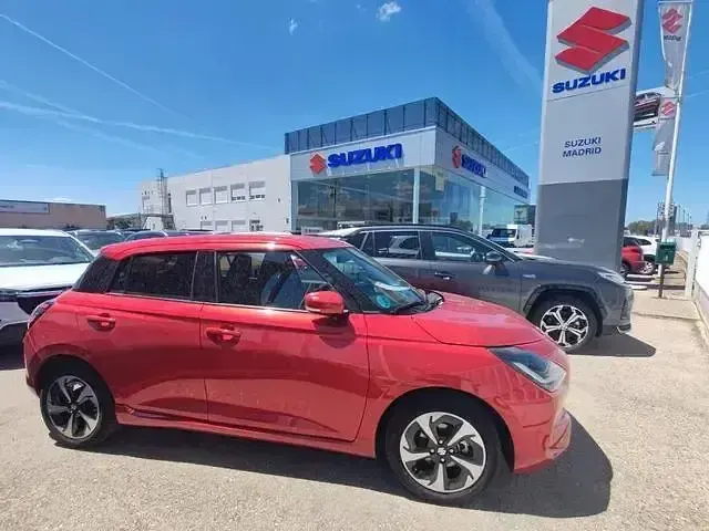 Usado Suzuki Swift 83 CV (61 kW) 2024 Rojo Utilitario