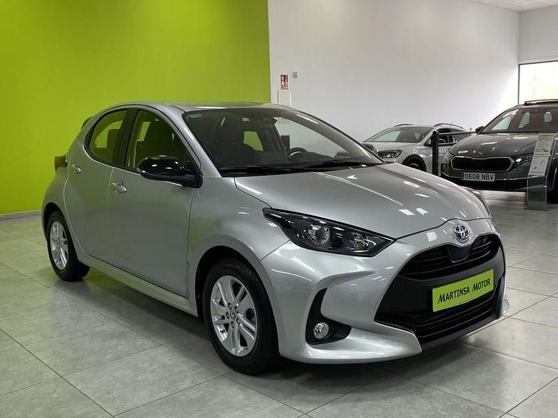 Usado Toyota Yaris Hybrid Active 120 CV (88 kW) 2022 Gris Berlina