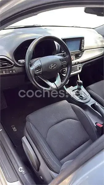 Usado Hyundai i30 140 CV (102 kW) 2017 Gris / plata Berlina