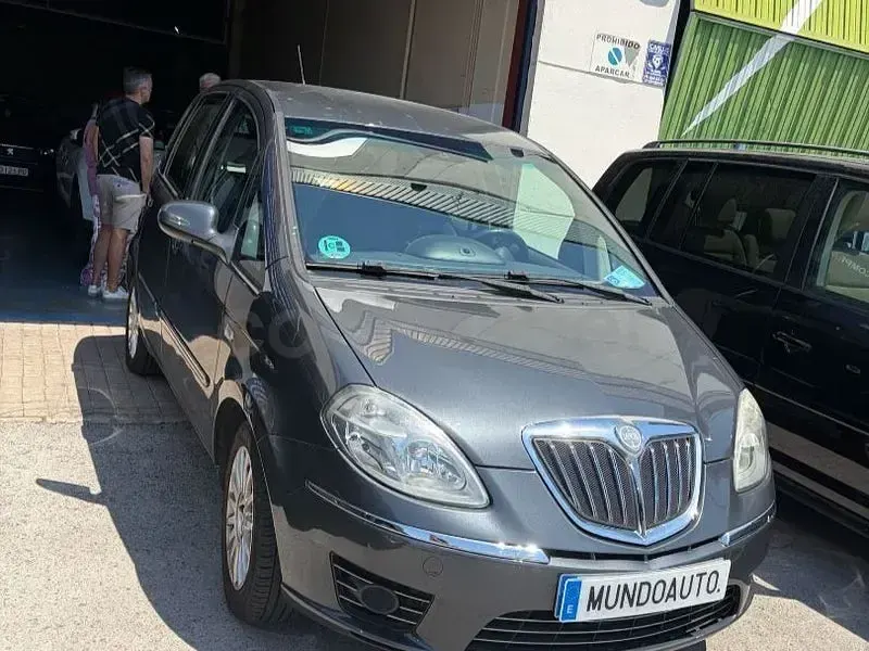 Usado Lancia Musa 95 CV (69 kW) 2010 Negro Monovolumen