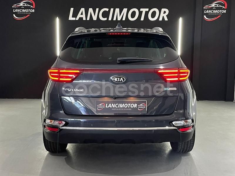 Usado Kia Sportage Plus 136 CV (100 kW) 2021 Gris / plata SUV