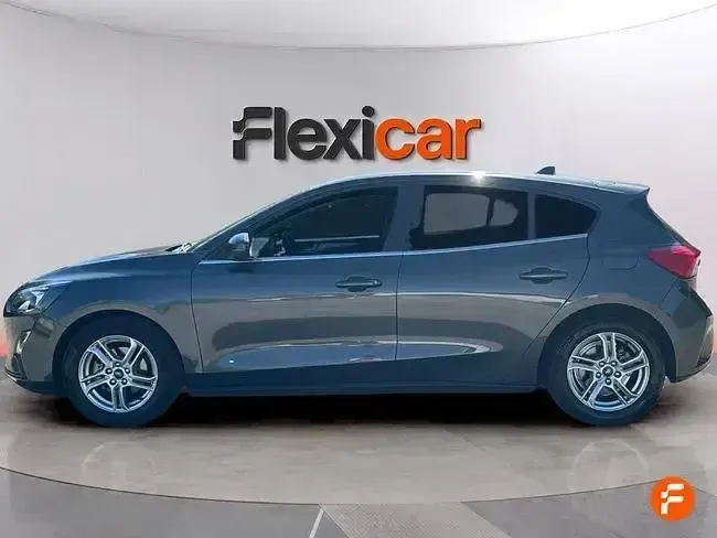 Usado Ford Focus Trend 100 CV (73 kW) 2020 Gris Berlina