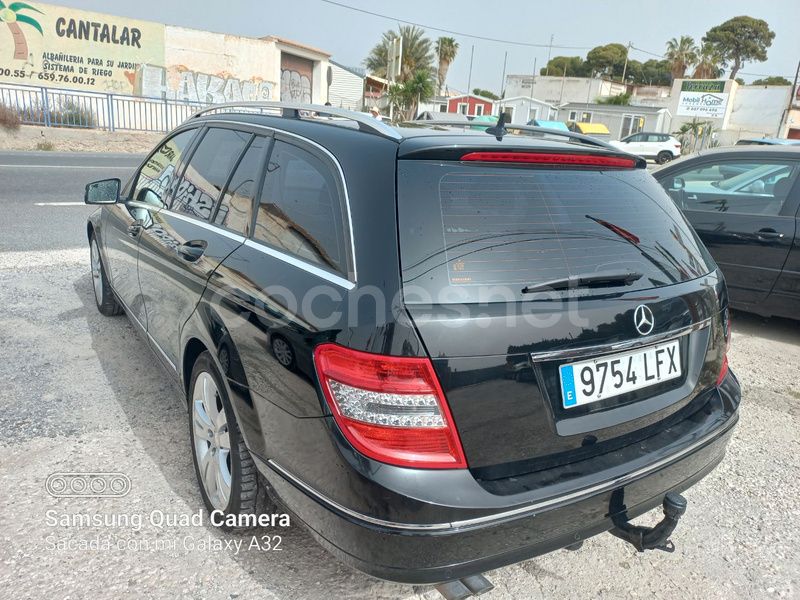 Usado Mercedes C200 136 CV (100 kW) 2010 Negro Familiar