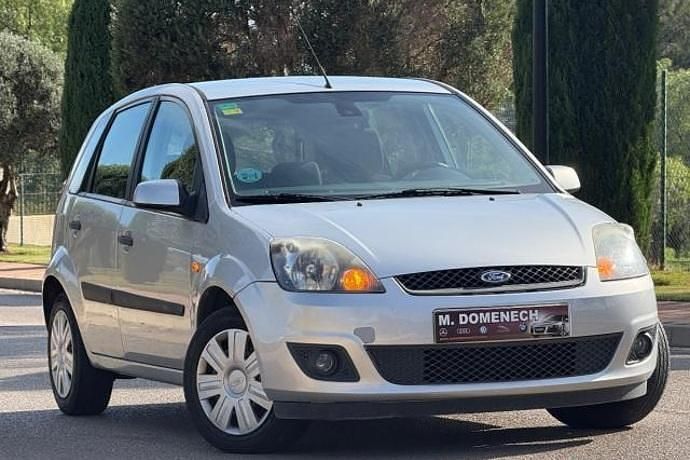 Usado Ford Fiesta Ghia 80 CV (58 kW) 2006 Gris Utilitario