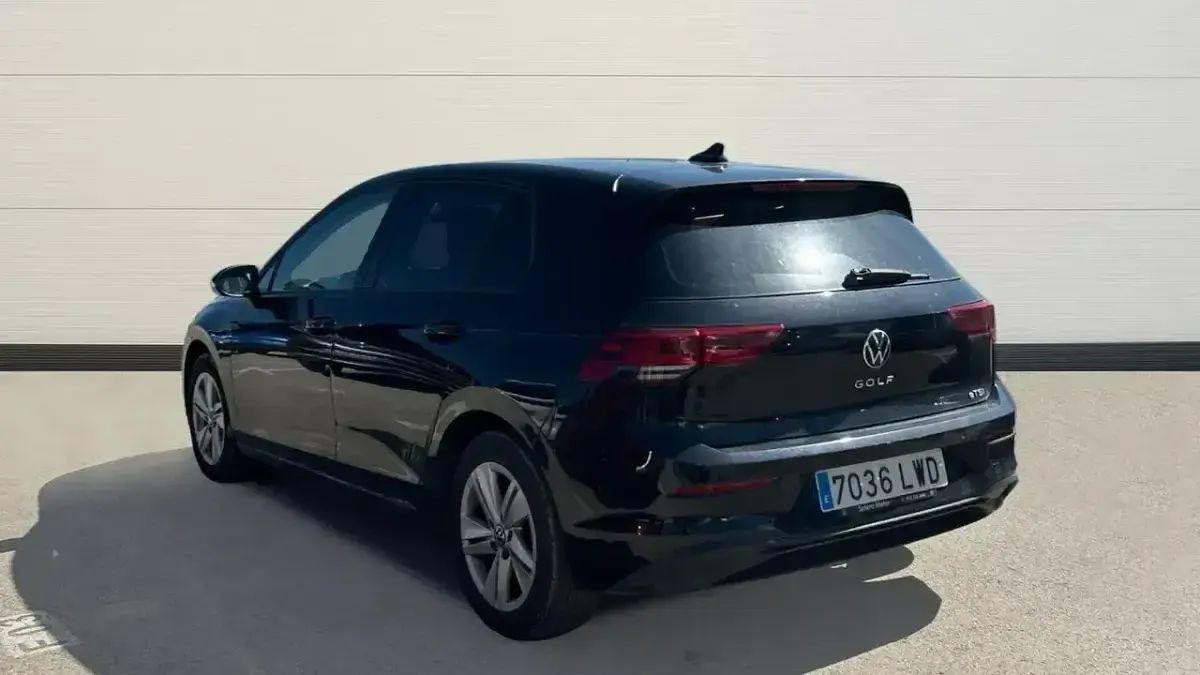 Usado VW Golf VIII Life 110 CV (80 kW) 2022 Negro Utilitario