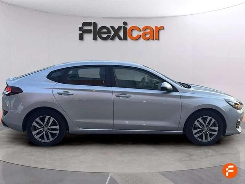 Usado Hyundai i30 120 CV (88 kW) 2019 Gris Berlina