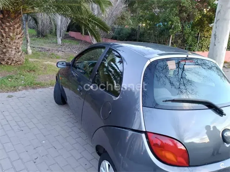 Usado Ford Ka 70 CV (51 kW) 2005 Gris / plata Utilitario