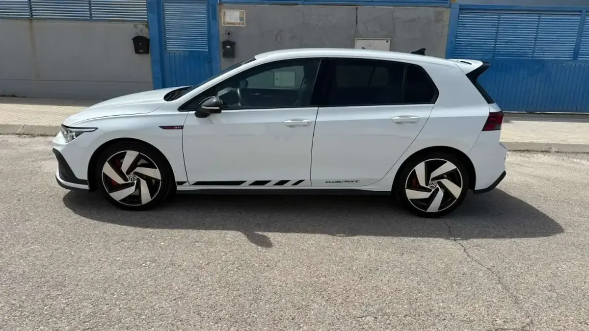 Usado VW Golf VIII GTI 300 CV (220 kW) 2022 Blanco Utilitario