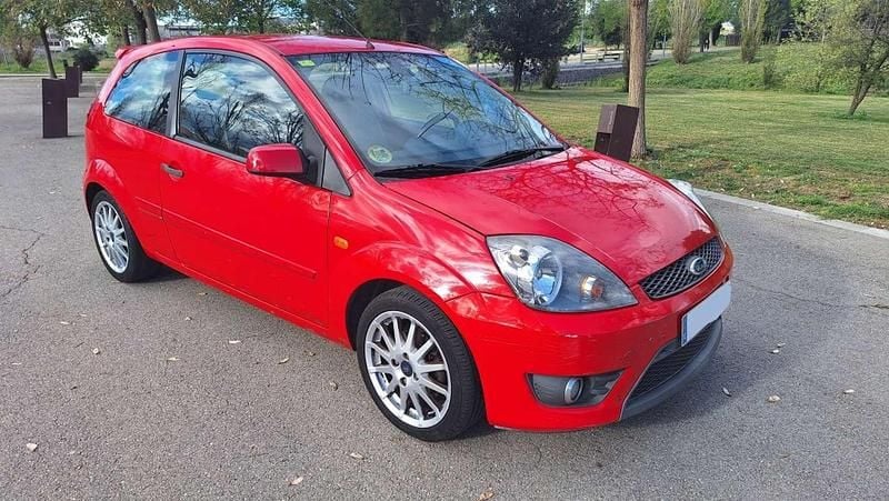 Usado Ford Fiesta Sport 90 CV (66 kW) 2006 Rojo Utilitario