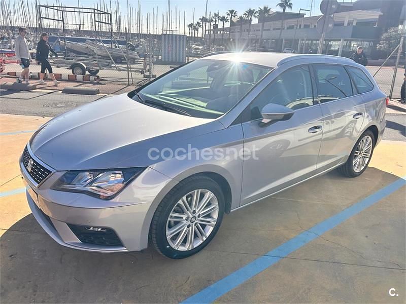 Usado Seat Leon FR 130 CV (95 kW) 2020 Gris / plata Familiar