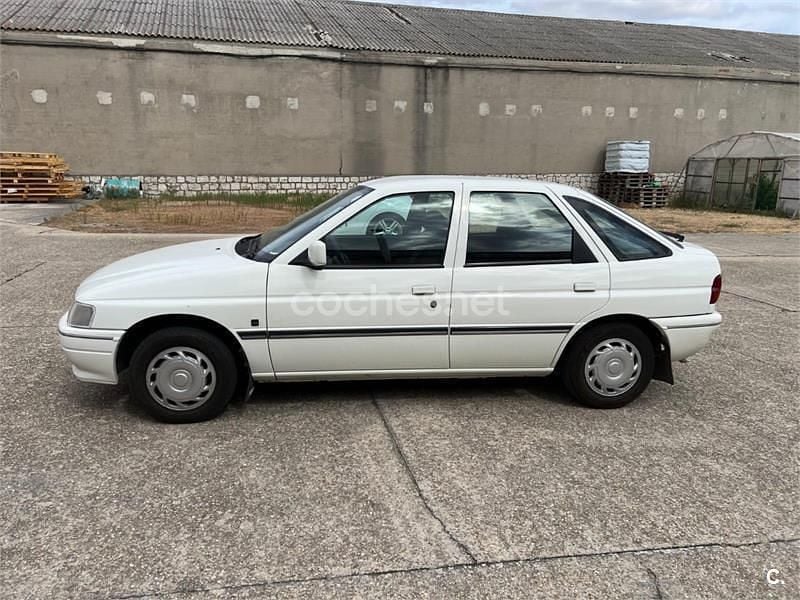Usado Ford Escort 90 CV (66 kW) 1994 Blanco Familiar