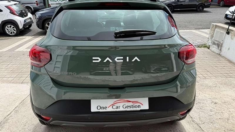 Usado Dacia Sandero Expression 91 CV (66 kW) 2023 Verde Utilitario