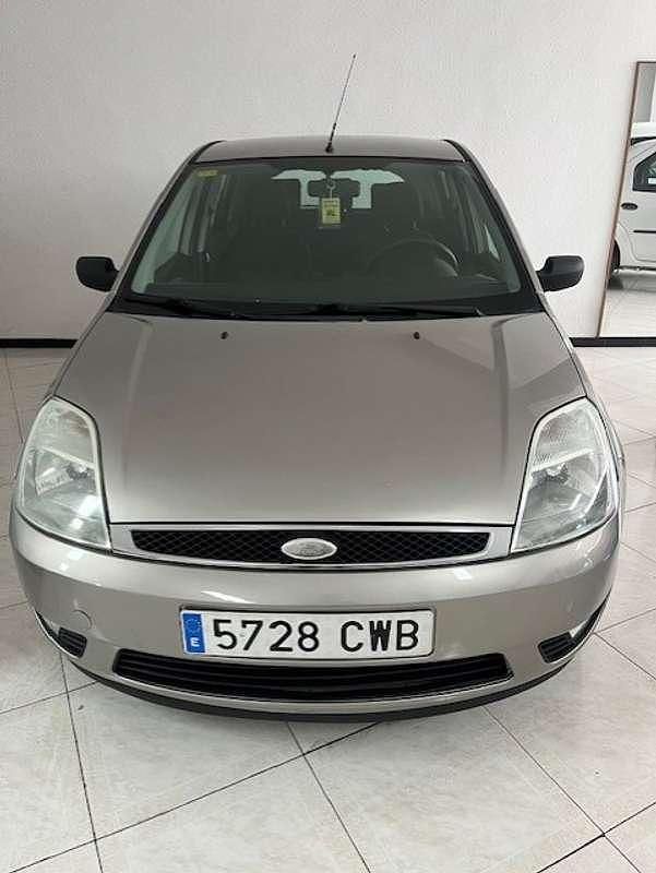 Usado Ford Fiesta Trend 68 CV (50 kW) 2004 Beige Utilitario
