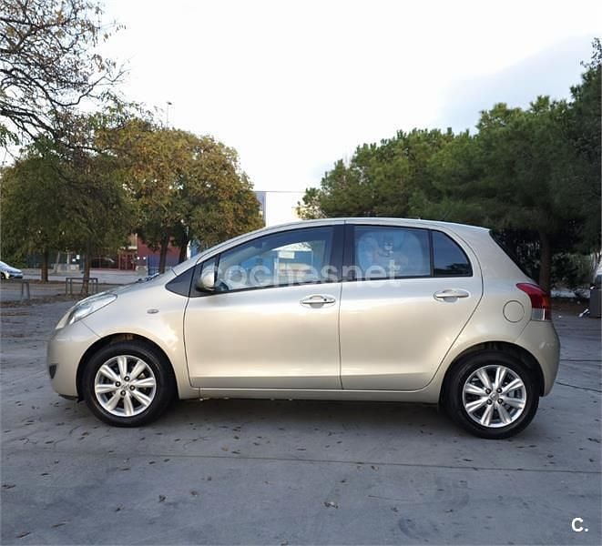 Usado Toyota Yaris Active 101 CV (74 kW) 2009 Beige Berlina