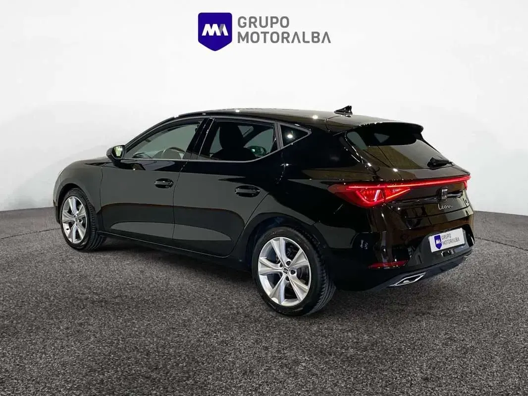 Usado Seat Leon FR 150 CV (110 kW) 2023 Negro Utilitario