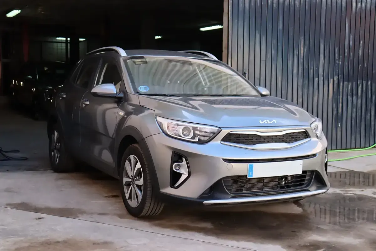 Usado Kia Stonic 100 CV (73 kW) 2025 Astro grey SUV