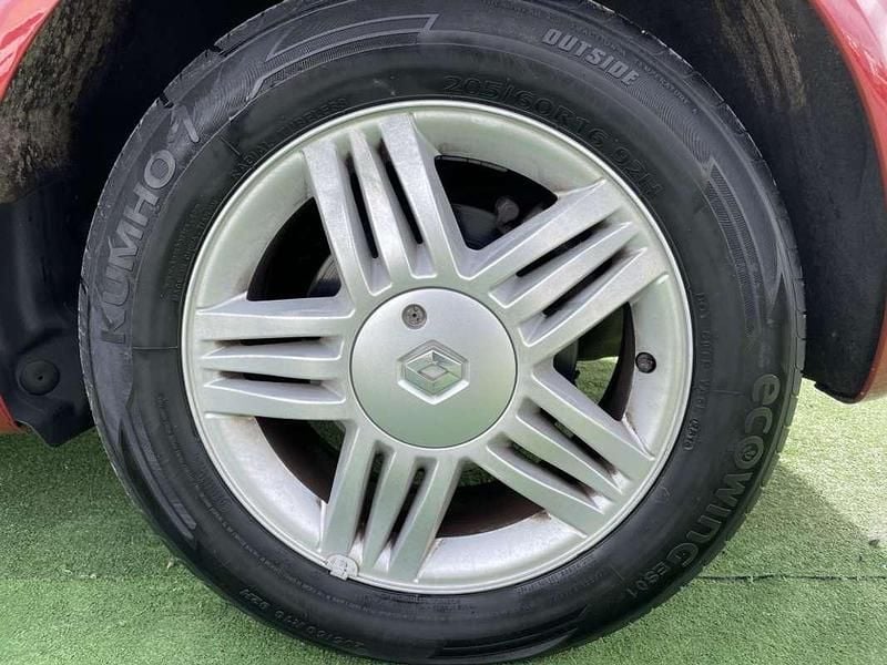 Usado Renault Grand Scénic II Dynamique 120 CV (88 kW) 2004 Rojo Monovolumen