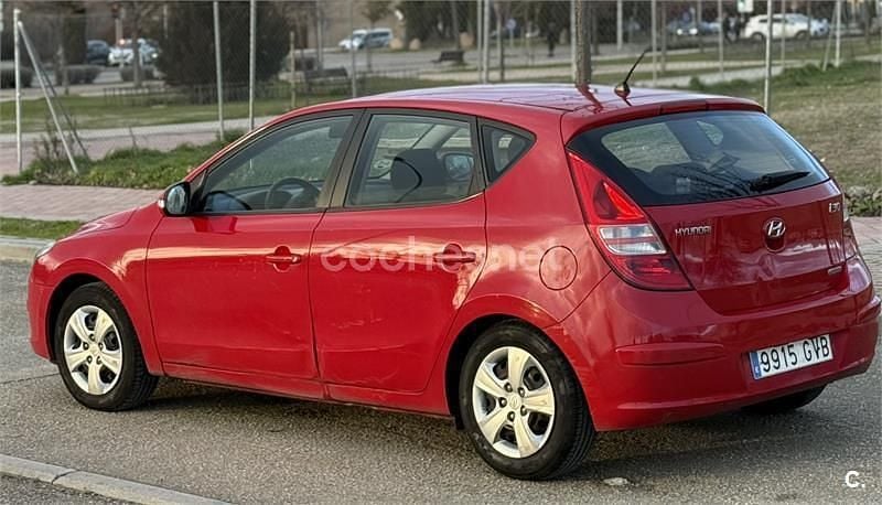 Usado Hyundai i30 Comfort 90 CV (66 kW) 2010 Rojo Berlina