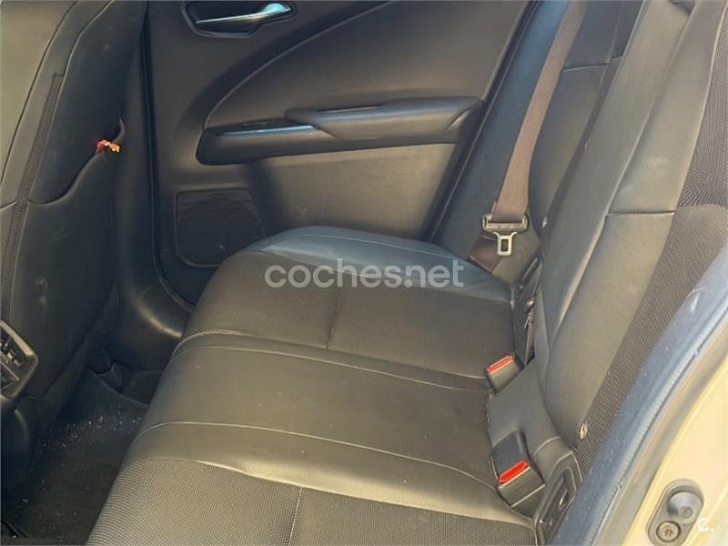 Usado Lexus UX Executive Line 184 CV (135 kW) 2019 Blanco SUV