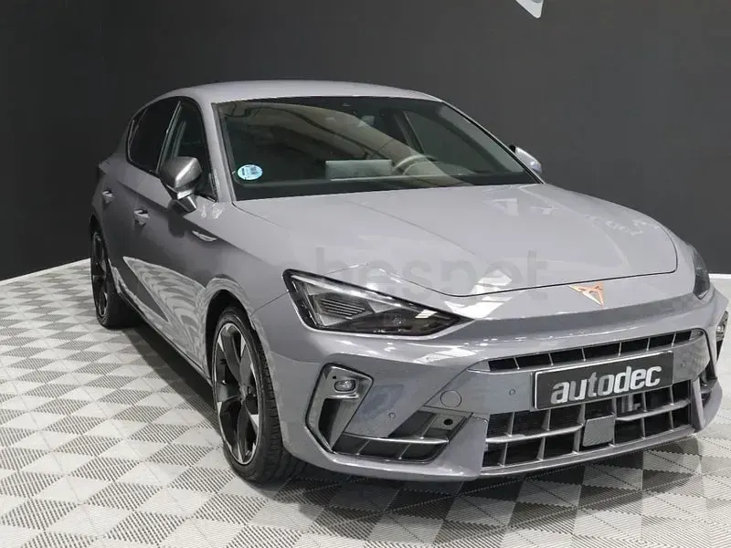 Usado Cupra Leon 150 CV (110 kW) 2024 Gris / plata Berlina