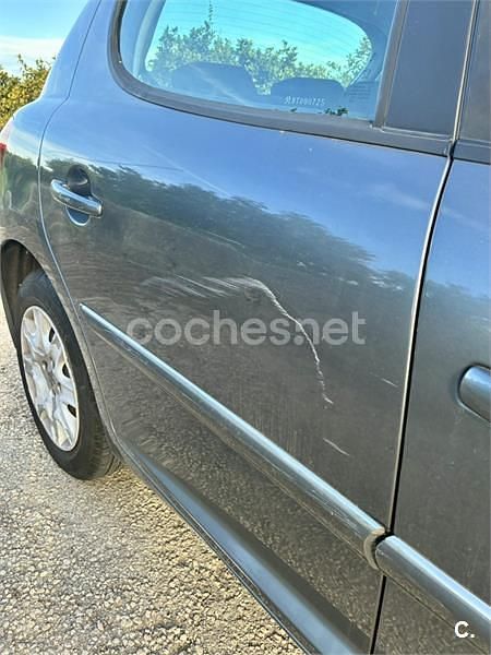 Usado Peugeot 207 Envy 70 CV (51 kW) 2011 Gris / plata Berlina