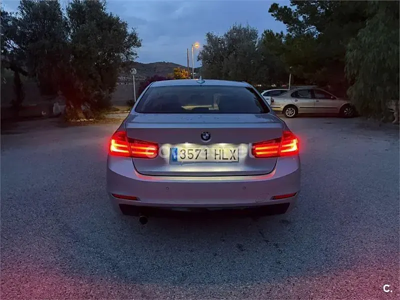 Usado BMW 318 143 CV (105 kW) 2013 Gris / plata Berlina