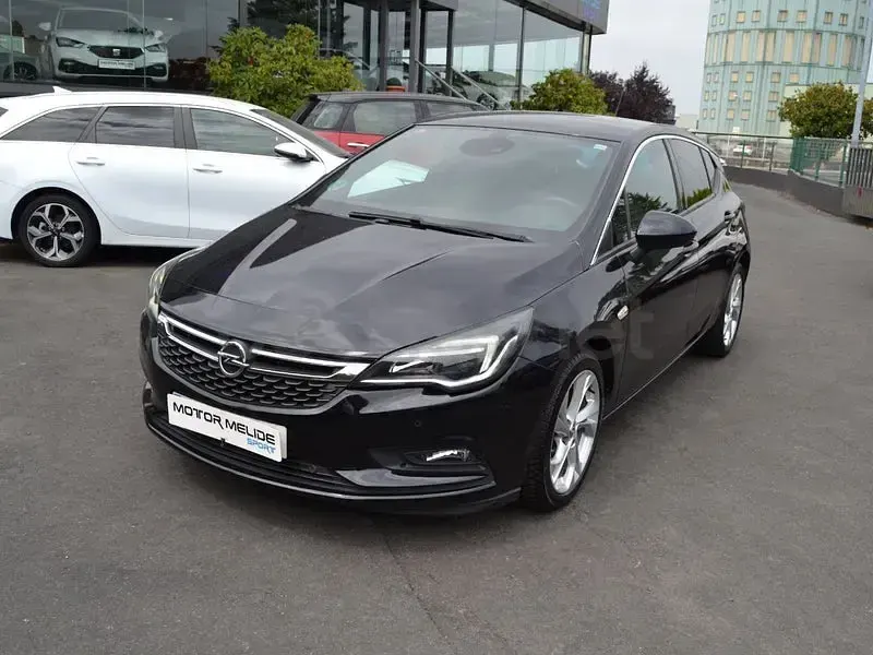 Usado Opel Astra 125 CV (91 kW) 2019 Negro Berlina