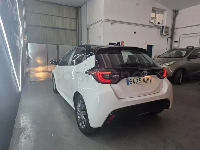 Usado Toyota Yaris Hybrid Active 116 CV (85 kW) 2022 Blanco Berlina