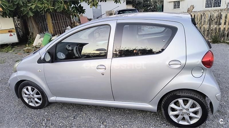 Usado Toyota Aygo Live 68 CV (50 kW) 2009 Gris / plata Utilitario