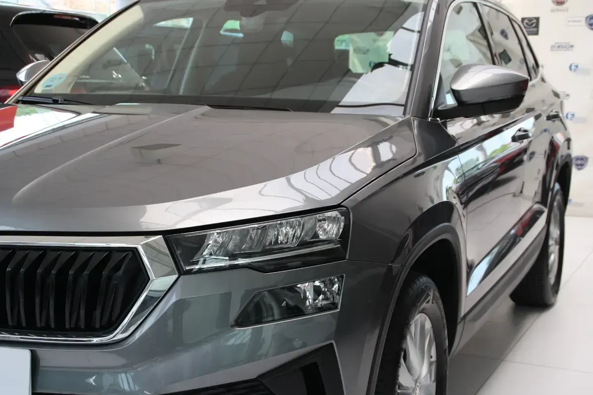 Usado Skoda Karoq Ambition 150 CV (110 kW) 2022 Gris / plata SUV
