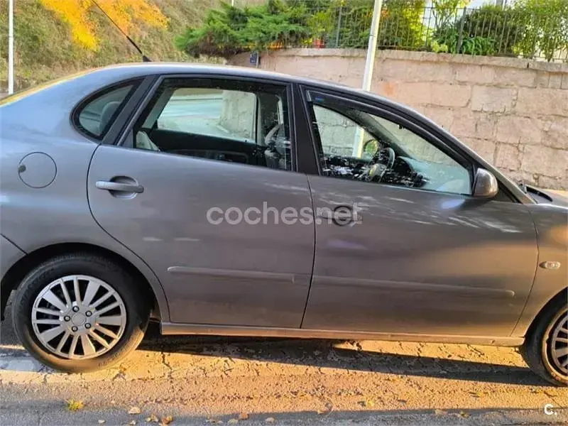 Usado Seat Cordoba Stella 75 CV (55 kW) 2003 Gris / plata Berlina
